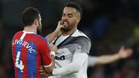 Gelandang Derby County, Tom Huddlestone, bersitegang dengan gelandang Crystal Palace, Luka Milivojevic, pada laga Piala FA di Stadion Selhurst Park, London, Minggu (5/1). Palace kalah 0-1 dari Derby. (AFP/Ian Kington)