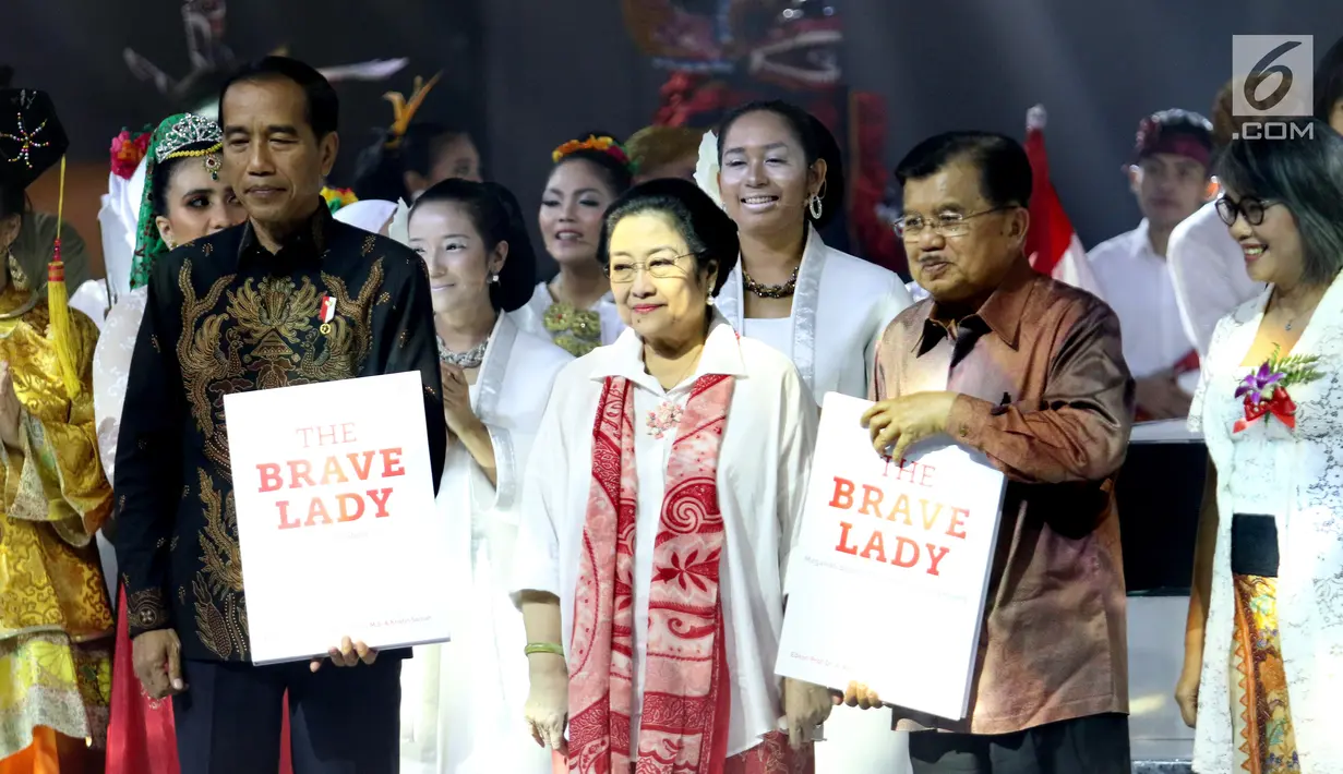 Presiden Joko Widodo serta Wapres Jusuf Kalla foto bersama saat perayaan HUT ke-72 Ketua Umum PDIP Megawati Soekarnoputri di Grand Sahid Jakarta, Rabu (23/1). Buku yang dihadiahkan kepada Megawati berjudul The Brave Lady. (Liputan6.com/Angga Yuniar)