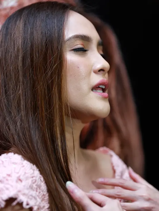 "Yang bilang seperti Annabelle, nggak (benar). Ini bukan adaptasi, cuma objeknya aja yang sama. Orang berpikir yang selalu kebaratan-kebaratan," kata Shandy Aulia saat preskon film The Doll, Djakarta Teater, Jumat (21/10) malam. (Adrian Putra/Bintang.com)