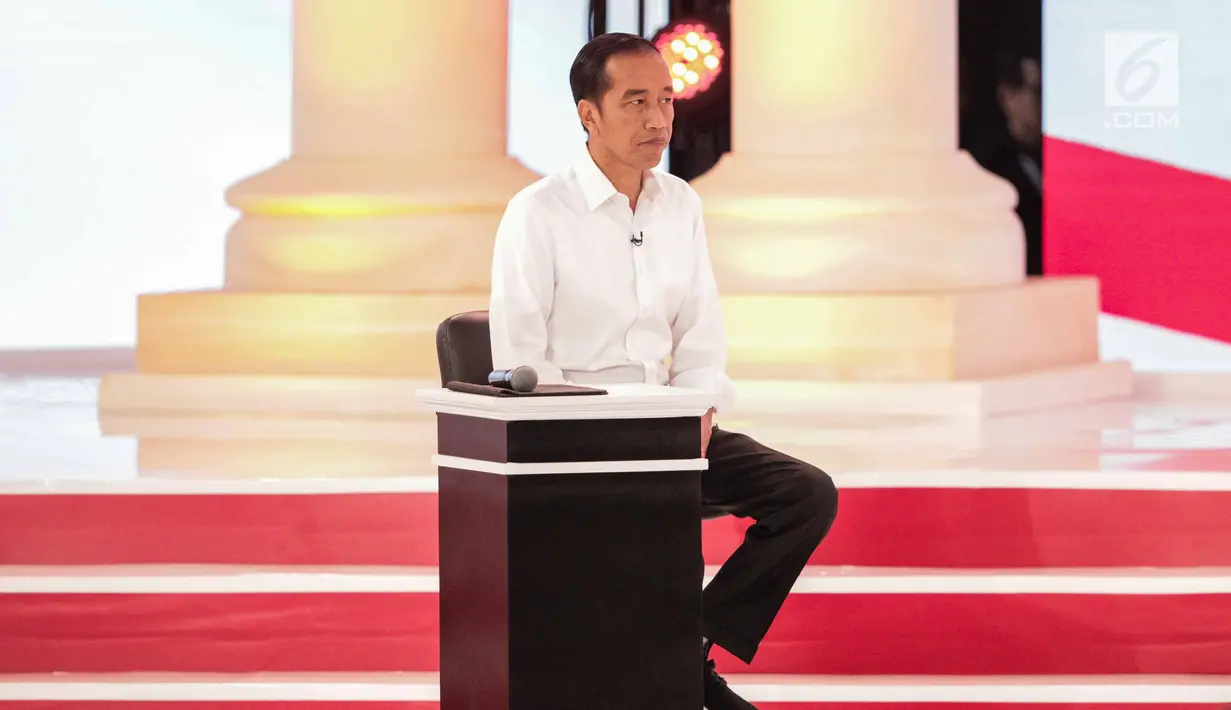 Capres nomor urut 01 Joko Widodo atau Jokowi dalam debat kedua Pilpres 2019 di Hotel Sultan, Jakarta, Minggu (17/2). KPU memenuhi permintaan publik dengan tidak membocorkan pertanyaan sebelum debat. (Liputan6.com/Faizal Fanani)
