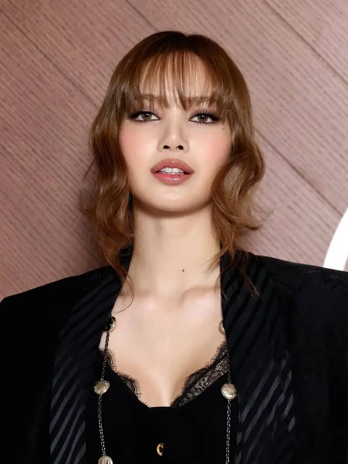 Potret Memukau Lisa BLACKPINK dengan Smokey Eye Makeup yang Memikat di Paris Fashion Week