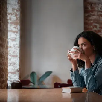 Ilustrasi Wanita Minum Kopi di Cafe / by freepik