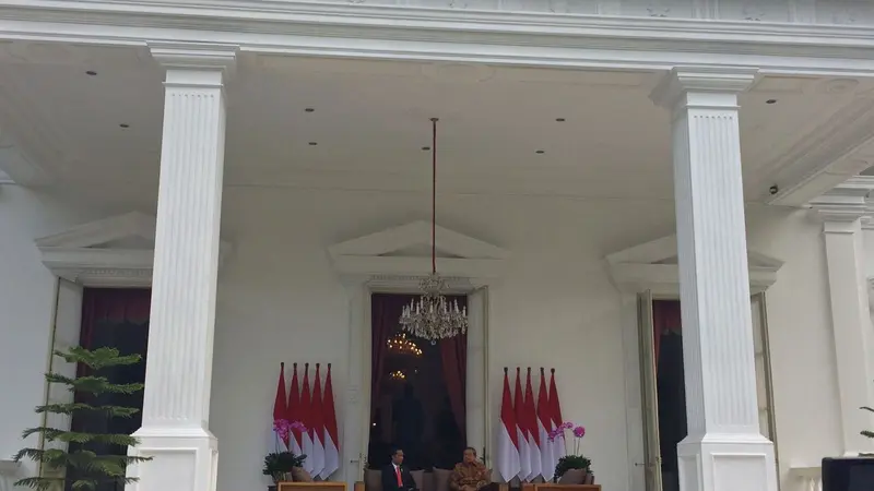 Presiden Jokowi dan Presiden ke-6 Susilo Bambang Yudhoyono menggelar pertemuan di Istana