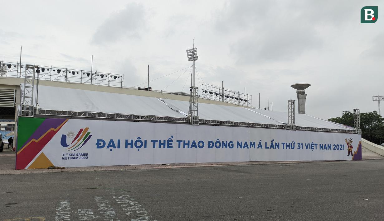 <p>Hanya deretan spanduk, banner dan bendera SEA Games 2021 yang terpampang. (Bola.com/Muhammad Adiyaksa)</p>