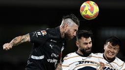 Pemain Monterrey, Sergio Ramos (kiri) berduel udara dengan pemain Puma, Ruben Duarte dalam laga lanjutan Liga Meksiko atau Liga MX Clausura di Olimpico Universitario Stadium, Meksiko pada Minggu (16/03/2025). (AFP/Yuri Cortez)