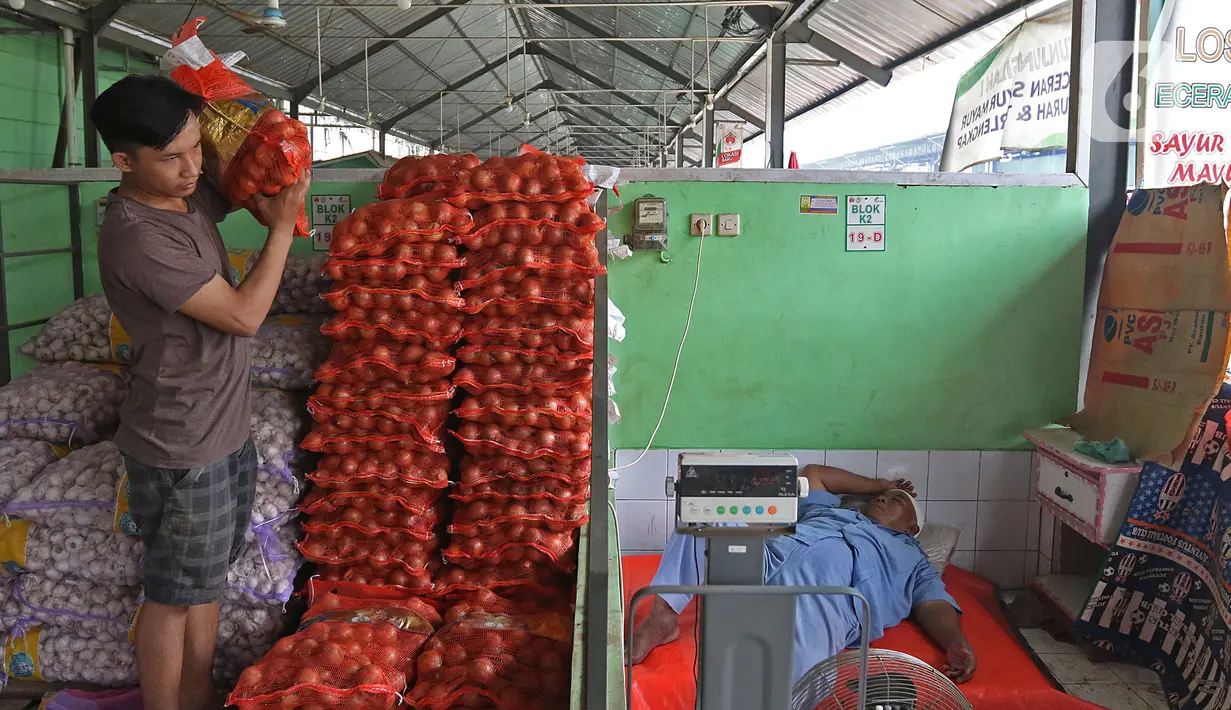 Aktivitas jual beli bawang bombay di Pasar Induk Kramat Jati, Jakarta, Kamis (12/3/2020). Para pedagang di pasar tradisional, mengeluhkan harga bawang bombay yang melonjak drastis hingga 10 kali lipat dari harga normal. (Liputan6.com/Herman Zakharia)
