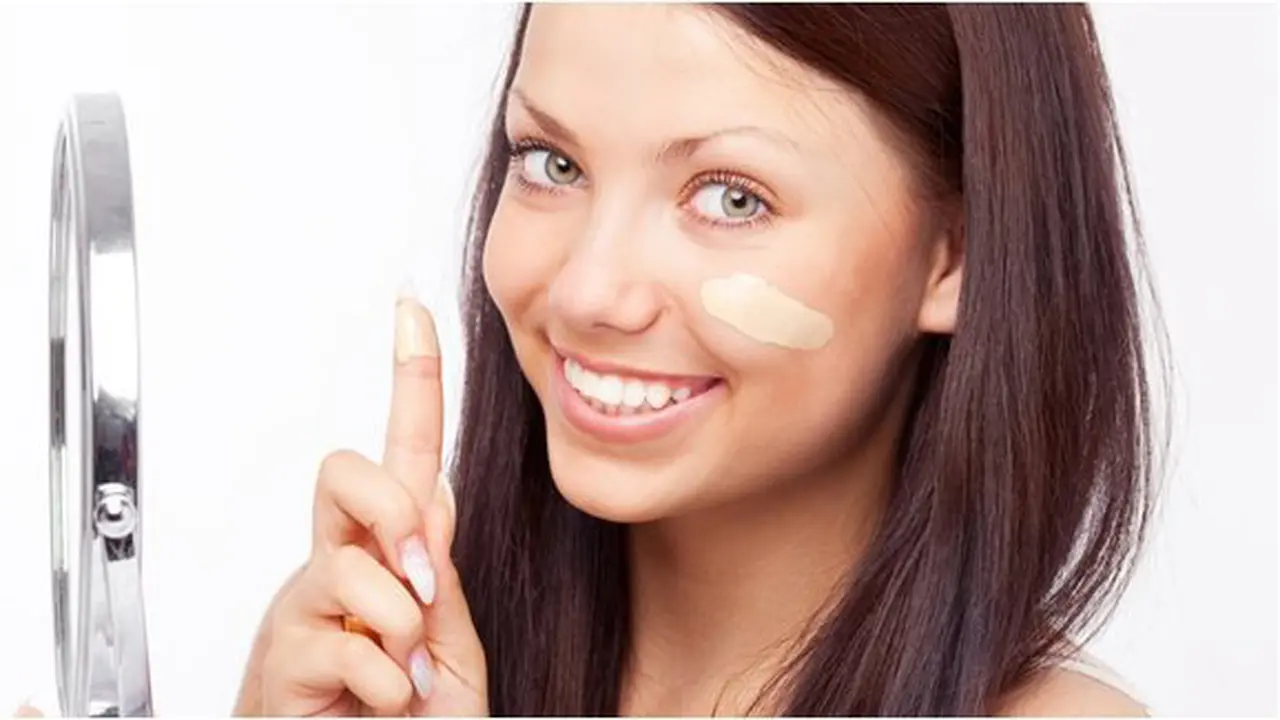 Salah satu cara menutup jerawat adalah dengan make up/copyright: thinkstockphotos.com