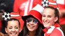 Suporter cantik Austria ini tampil dengan hiasan kepala berbentuk bola saat mendukung timnya melawan Hungaria di Stadion Matmut Atlantique, Bordeaux, (14/6/2016). (AFP/Nicolas Tucat)