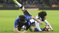 Pemain Leicester City,  Ben Chilwell (kiri) terjatuh bersama pemain Derby County, Ikechi Anya saat berebut bola pada putaran keempat Piala FA di King Power Stadium, Leicester (8/2/2017). Leicester menang 3-1.  (AP/Rui Vieira)