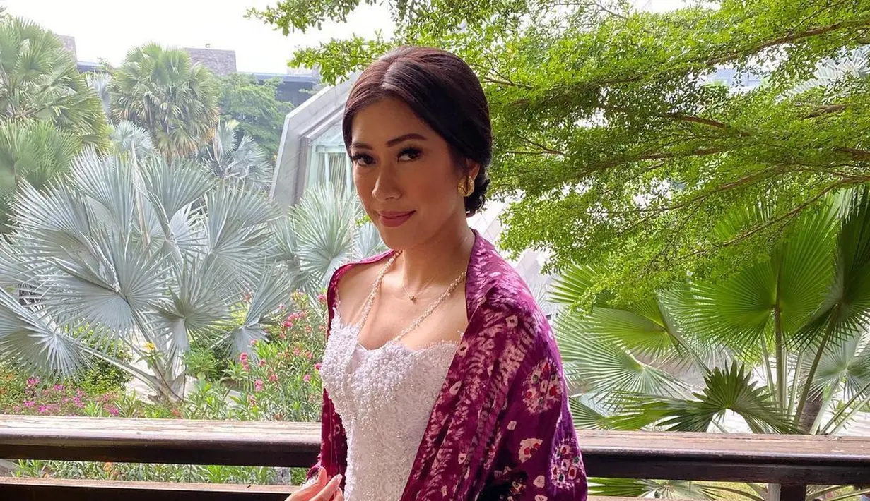 Kali ini, Aliya mengenakan kebaya model off shoulder warna putih yang dipadukan selendang warna ungu. [@ruby_26]