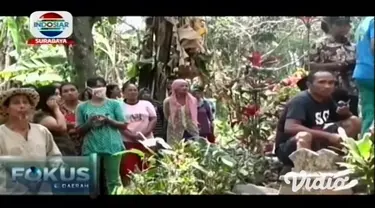 Aparat Kepolisian Resor Pasuruan, Jawa Timur, membongkar makam seorang pria, korban pembunuhan beberapa waktu lalu, yang jasadnya ditemukan di hutan jati.