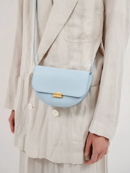 Saddle Bag. Model ini adalah model tas old school yang cocok untuk kamu yang suka vintage style lho! / copyright shutterstock