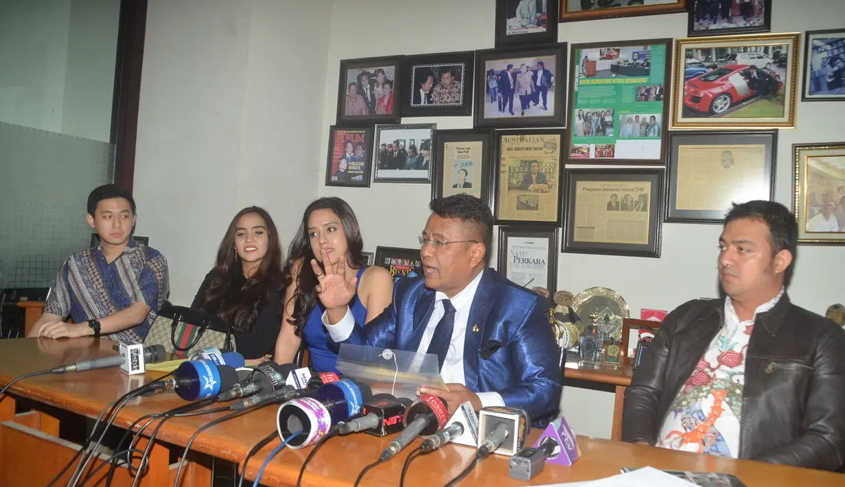 Dalam konferensi pers yang digelar di kantor Hotman Paris Hutapea, kawasan Kelapa Gading, Jakarta Utara, Jumat (13/5) Fairuz menantang mantan suaminya membuktikan semua tuduhannya. (Deki Prayoga/Bintang.com)