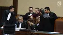 Gubernur non-aktif Aceh Irwandi Yusuf  berbincang dengan kuasa hukumnya saat menjalani sidang lanjutan di Pengadilan Tipikor, Jakarta, Senin (18/3). Sidang lanjutan dengan agenda pemeriksaan terdakwa dan saksi. (Liputan6.com/Herman Zakharia)