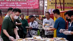 Para jemaat kelenteng Jin De Yuan membagikan makanan gratis kepada umat Muslim yang bersiap untuk berbuka puasa selama bulan suci Ramadan di Jakarta pada 18 Maret 2024. (Adek BERRY/AFP)