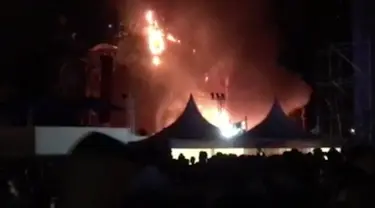 Gambar yang diambil dari video oleh David Belmonte, api menelan panggung outdoor selama festival musik elektronik "Tomorrowland" di Barcelona, Spanyol, (29/7). Ribuan pengunjung terpaksa dievakuasi akibat kejadian tersebut. (David Belmonte via AP)