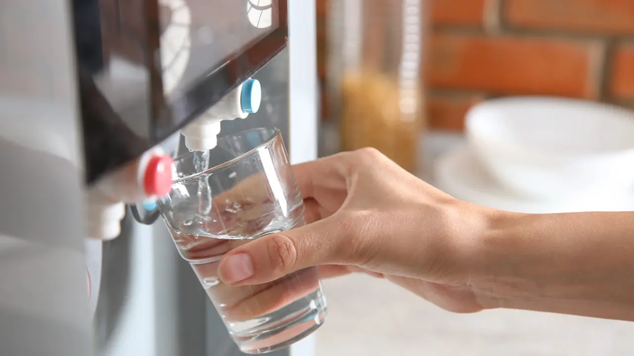 Aksi diam-diam pria China yang mencampur "serum kebenaran" ke minuman rekannya.