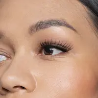 Cluster lashes bisa menjadi pilihan untuk membuat mata terlihat lebih lentik tanpa menggunakan full strip lashes. Dengan teknik pemasangan yang tepat, hasilnya bisa lebih rapi dan nyaman. (Foto/Dok: Magnific)