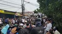 Ratusan santri menutup jalan di Kosambi, Kabupaten Tangerang, Rabu (15/1/2020). Aksi protes itu buntut dari adanya santri yang tertabrak truk tanah. (Pramita Tristiawati/Liputan6.com)