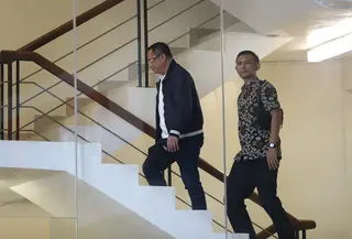 Bupati Pati, Sudewo (kiri) berjalan menuju ruang pemeriksaan di Gedung Merah Putih Komisi Pemberantasan Korupsi (KPK), Jakarta, Selasa (20/1/2026). (merdeka.com/Arie Basuki)