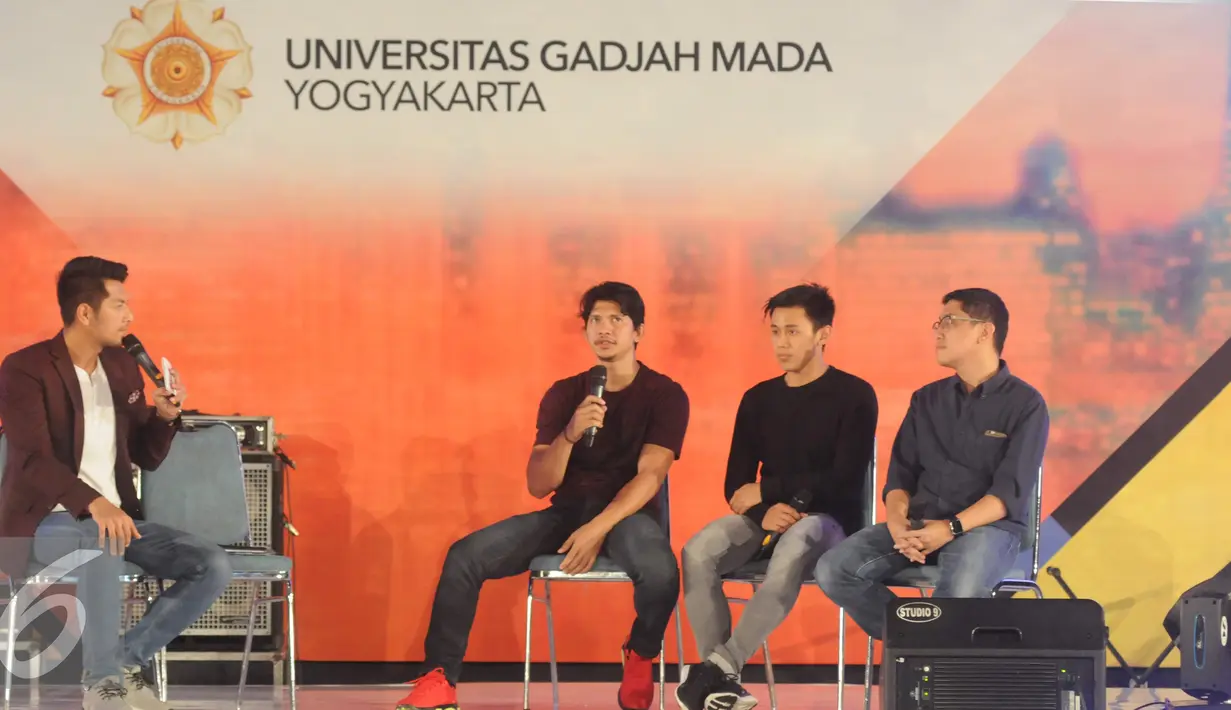 Iko Uwais (kedua kiri) saat mengisi acara Emtek Goes To Campus 2016 sekaligus mempromosikan film terbarunya 'Headshot', Yogyakarta, Rabu (2/11). Iko berbagi pengalaman seputar dunia film. (Liputan6.com/Helmi Afandi)
