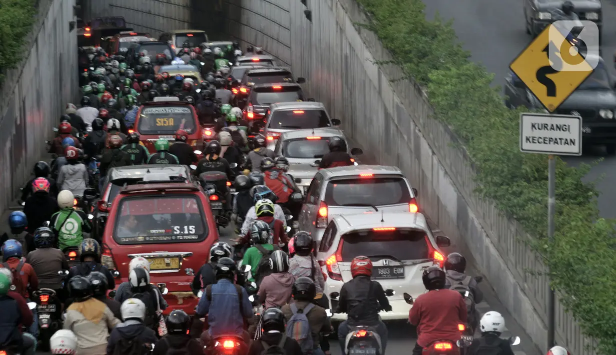 Kendaraan terjebak kemacetan saat melintasi Underpass Pasar Minggu, Jakarta, Kamis (12/3/2020). Selain imbas dari pembangunan Flyover Poltangan, banyaknya pengendara sepeda motor yang melawan arah menyebabkan kemacetan di kawasan tersebut semakin parah. (merdeka.com/Iqbal Nugroho)
