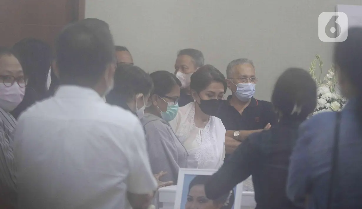 Keluarga dan kerabat melihat jenazah aktris senior Rima Melati di Rumah Duka RSPAD Gatot Soebroto Jakarta Pusat, Kamis (23/6/2022). Aktris senior Rima Melati meninggal dunia dalam usia 82 tahun pada pukul 15.14 WIB di RSPAD Jakarta Pusat akibat infeksi Decubitus. (Liputan6.com/Herman Zakharia)