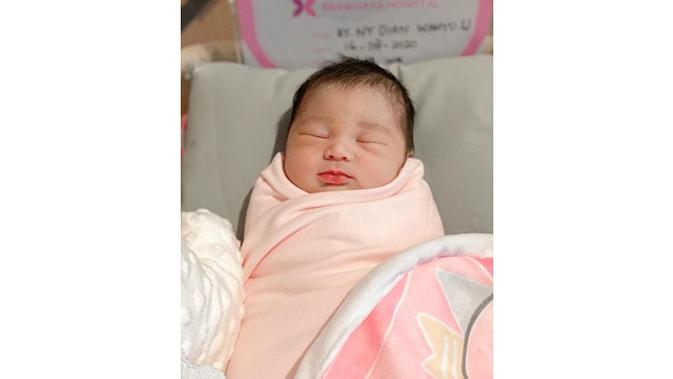 6 Potret Baby Rumi, Buah Hati Dian Pelangi yang Baru Lahir (sumber: Instagram.com/dianpelangi)