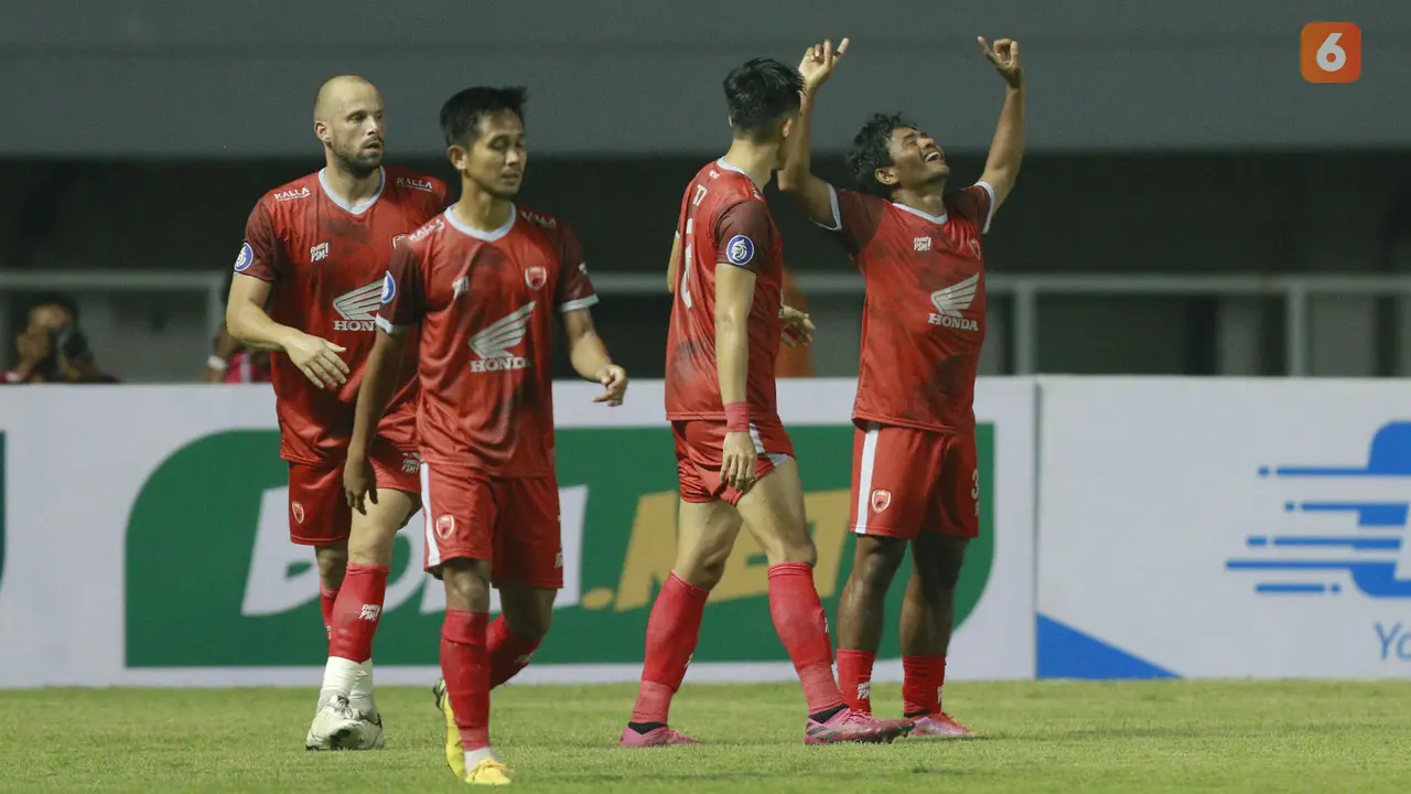 Foto: Baru Berjalan 4 Menit Pemain Arema FC Diganjar Kartu Merah saat Menghadapi PSM Makassar di Babak Pertama BRI Liga 1