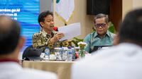 Menteri Kesehatan RI Budi Gunadi Sadikin berdiskusi dengan sejumlah stakeholder saat melakukan Public Hearing terkait penyusunan RUU Kesehatan di Gedung Kemenkes RI Jakarta pada Rabu, 15 Maret 2023. (Dok Kementerian Kesehatan RI)