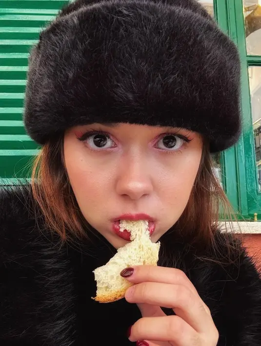 Tampilan flawless tanpa pori-pori di area hidung dipuji banyak orang di kolom komentar. [@rklopper]