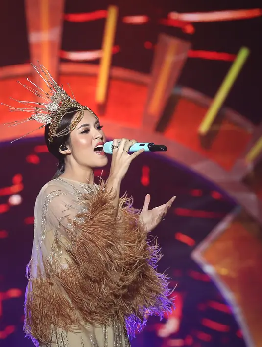 Raisa tampil begitu apik di atas panggung megah SCTV. Lagu berjudul Usai di Sini juga dibawakan dengan iringan orkestra Erwin Gutawa. (Bambang E Ros/Bintang.com)