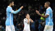 Ekspresi kekecewaan pemain Swansea City, Jack Cork (tengah), setelah kalah dari Manchester City dalam lanjutan Liga Inggris di Stadion Etihad, Manchester, Sabtu (12/12/2015). (AFP/Lindsey Parnaby)
