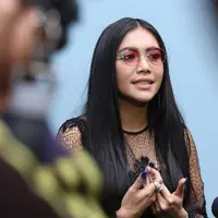 "Insya Allah minggu depan kita akan kembali ke Polda untuk membuat BAP, karena kemarin kan kita bikin laporan rupanya prosesnya adalah kita datang bikin laporan secara singkat lalu bikin BAP," ujar Denada. (Nurwahyunan/Bintang.com)