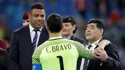 Ronaldo dan Diego Maradona berbincang dengan kiper Chile, Claudio Bravo usai pertandingan final Piala Konfederasi 2017 antara Chile dan Jerman di Stadion Saint Petersburg, Rusia (2/7). Jerman menang 1-0 atas Chile. (AP Photo/Thanassis Stavrakis)