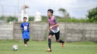 Bek tim muda PSM Makassar, Sultan Zaky Pramana berlatih di Training Ground PSM Makassar, Rabu (09/11/2022). Zaky dipromosikan ke tim senior dan berpeluang didaftarkan di Liga 1 2022/2023 pada putaran kedua nanti. (Istimewa)