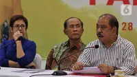 Ketua Penyelenggara Munas Partai Golkar Melchias Markus Mekeng (kanan) bersama jajaran panitia memberi keterangan saat konferensi pers di Kantor DPP Golkar, Jakarta, Jumat (29/11/2019). Semua ketua umum partai politik akan diundang. (Liputan6.com/Johan Tallo)