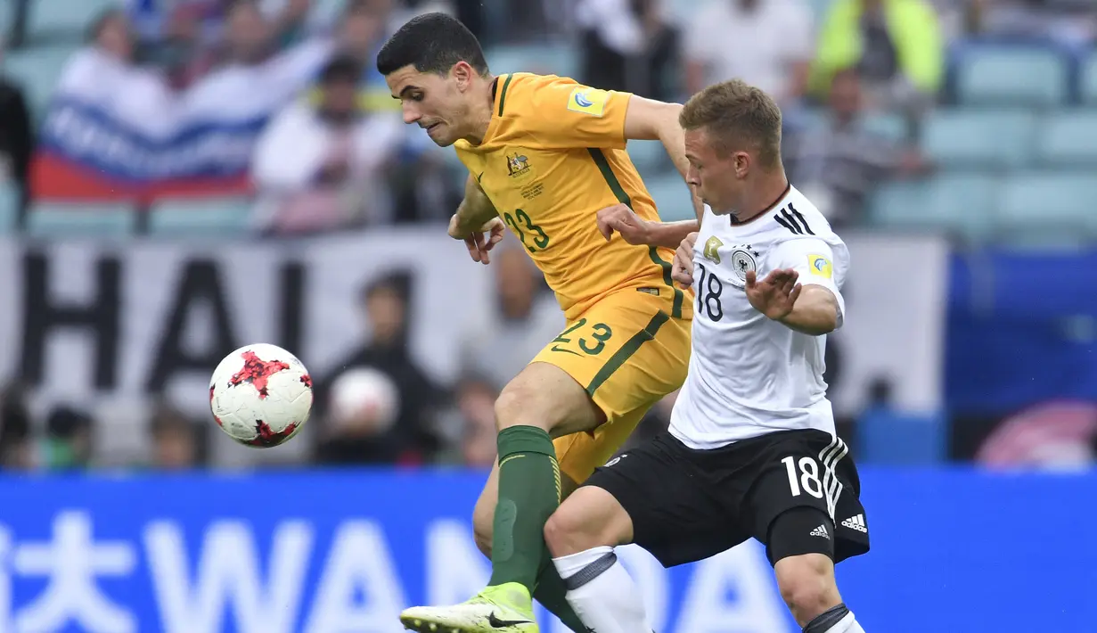 Aksi pemain Australia, Tomas Rogic (kiri) berebut bola dengan pemain Jerman, Joshua Kimmich pada laga grup B Piala Konfederasi 2017 di Fisht Stadium, Sochi, Rusia, (19/6/2017). Jerman menang 3-2. (AP/Martin Meissner)