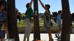 Australia memperingati tragedi Bom Bali I di Sydney Coogee Beach, Sydney, Senin (12/10/2015). Dalam peringatan tersebut, warga melepaskan 88 merpati dan meletakkan karangan bunga untuk mengenang para korban. (AFP/William West)