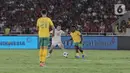 Hingga peluit akhir babak pertama dibunyikan, skor 0-0 tidak berubah. (Liputan6.com/Angga Yuniar)