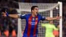 Ekspresi striker Barcelona, Luis Suarez, setelah mencetak gol ke gawang Real Madrid pada laga La Liga, di Stadion Camp Nou, Sabtu (3/12/2016). (AFP/Lluis Gene)