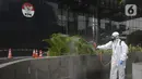 Petugas kesehatan melakukan peyemprotan disinfektan di bagian luar Gedung KPK, Jakarta, Rabu (18/3/2020). Penyemprotan dilakukan untuk mencegah penyebaran virus corona COVID-19. (merdeka.com/Dwi Narwoko)