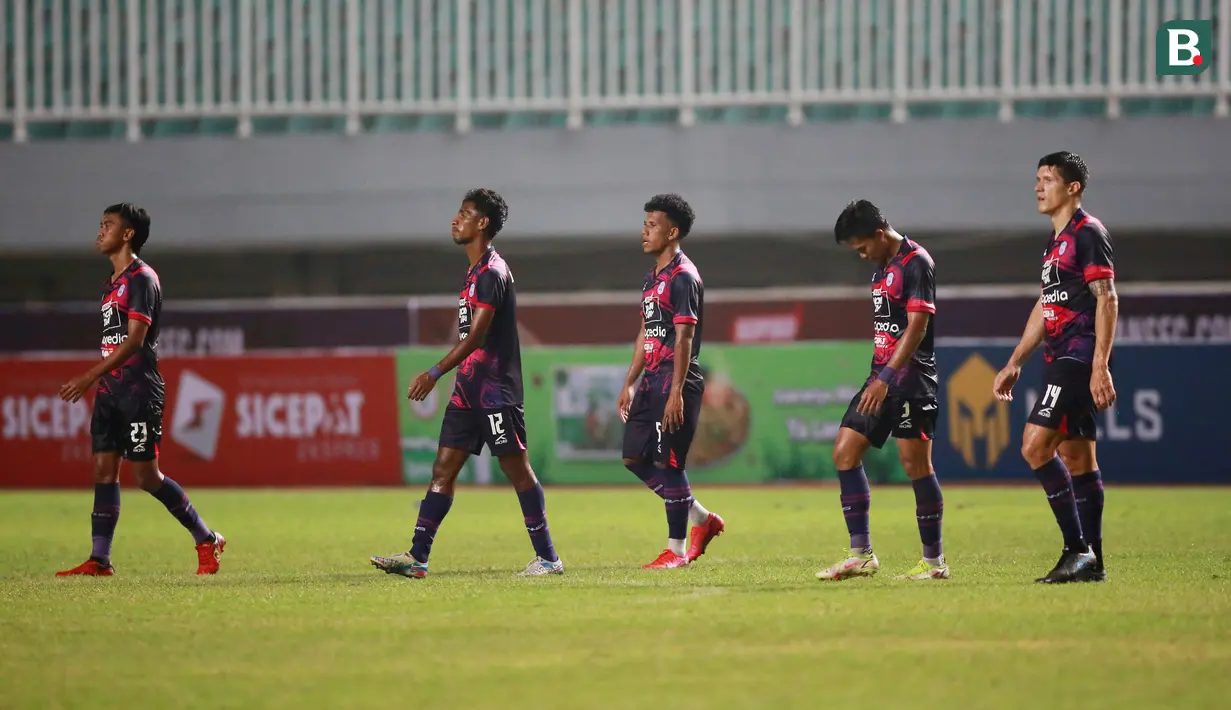 Para pemain RANS Nusantara FC tertunduk lesu usai ditahan imbang 3-3 PSS Sleman dalam laga pekan ke-2 BRI Liga 1 2022/2023 antara RANS Nusantara FC melawan PSS Sleman di Stadion Pakansari, Bogor, Jumat (29/7/2022) malam WIB. (Bola.com/M Iqbal Ichsan)