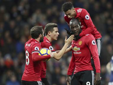 Para pemain Manchester United (MU) merayakan gol yang dicetak oleh Romelu Lukaku ke gawang West Bromwich Albion (WBA) pada laga Premier League di Stadion The Hawthorns, Minggu (17/12/2017). MU menang 2-1 atas WBA. (AP/Nick Potts)
