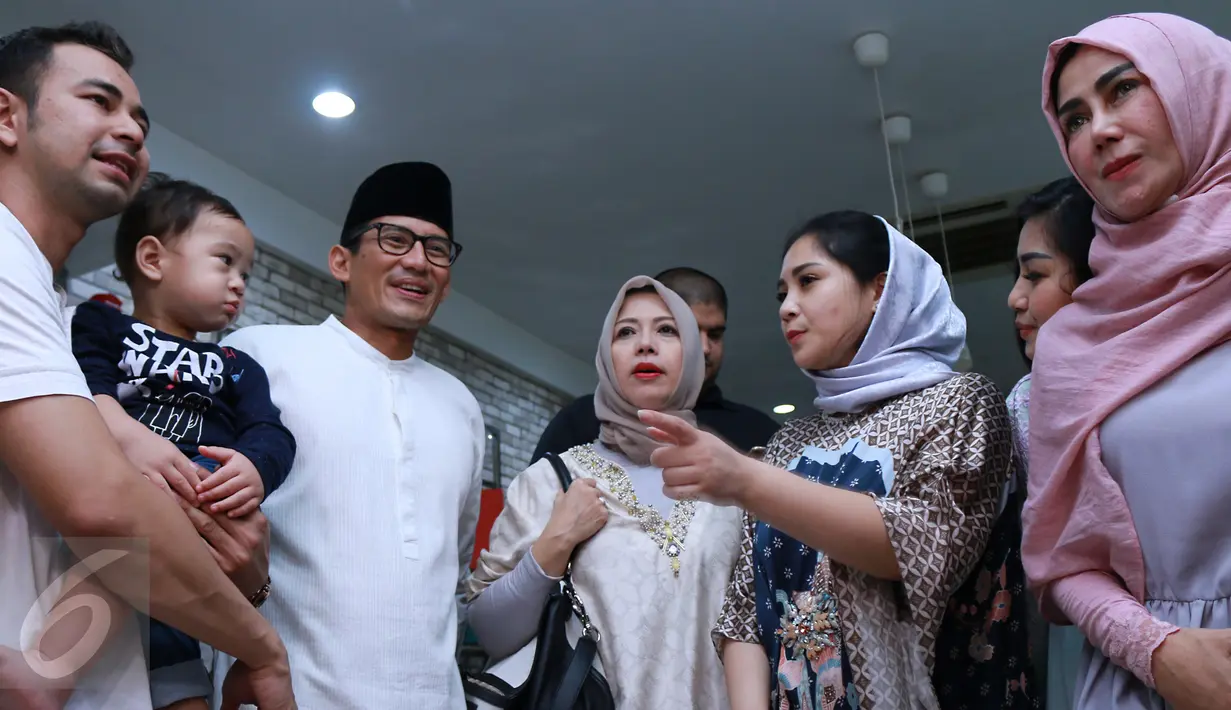 Sandiaga Uno bersama istri saat menghadiri acara syukuran HUT Raffi Ahmad dan Nagita Slavina di Kawasan Cinere, Depok, Sabtu (18/2). (Liputan6.com/Herman Zakharia)
