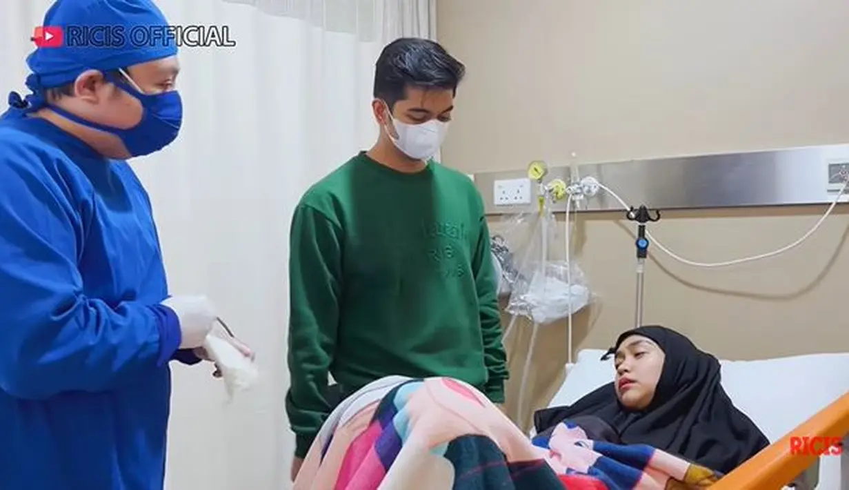 Selain di Instagram, adik Oki Setiana Dewi itu juga membagikan momen saat dilarikan ke rumah sakit lewat kanal YouTube-nya. Perawatan pun segera dilakukan oleh dokter yang ada di rumah sakit. Tampak tangan Ria Ricis yang terpasang infus. Sementara itu, ia juga masih mengenakan selimut. (Liputan6.com/YouTube/Ricis Official)
