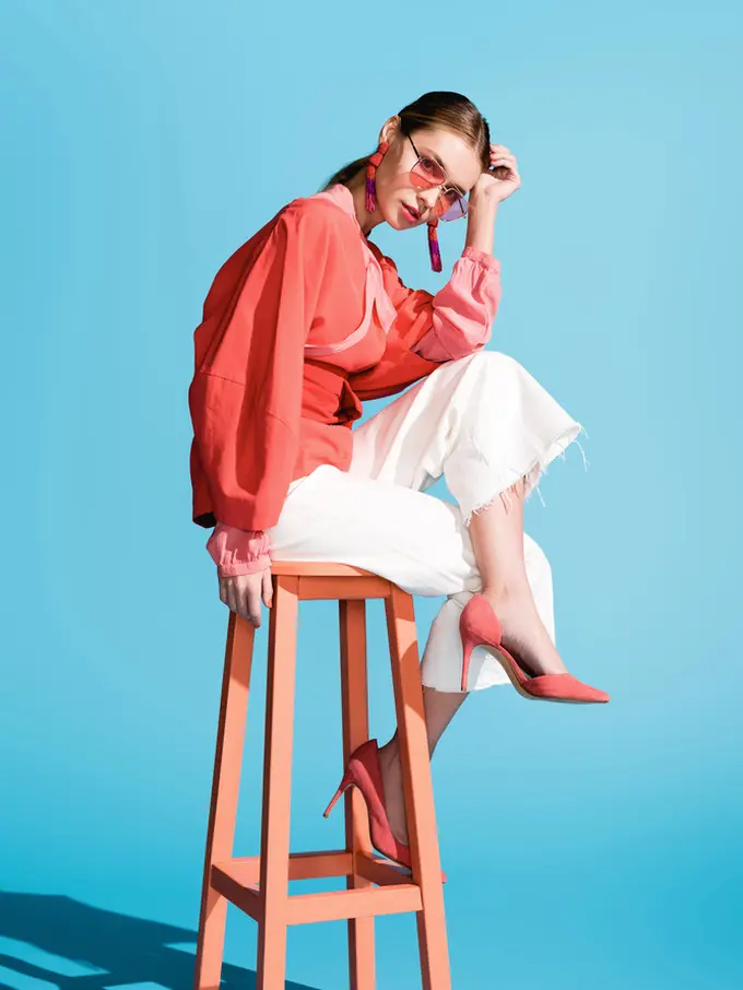 Tips Mix and Match Warna Pakaian Tanpa Terlihat Norak, Dijamin Gaya Selalu On Point!