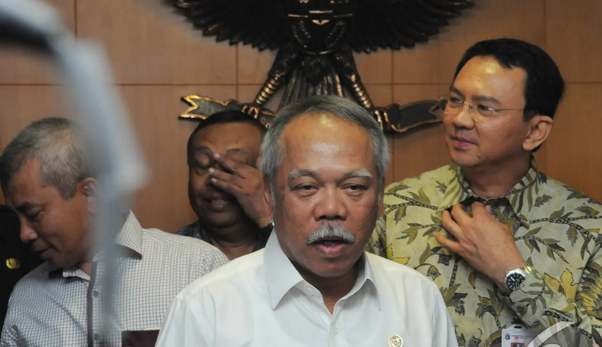 Ketua Badan Nasional Penanggulangan Bencana (BNPB) Syamsul Ma'arif memberikan keterangan pers usai rapat di Kantor Kementerian PU dan Perumahan Rakyat, Jakarta, Senin (15/12/2014). (Liputan6.com/Herman Zakharia)