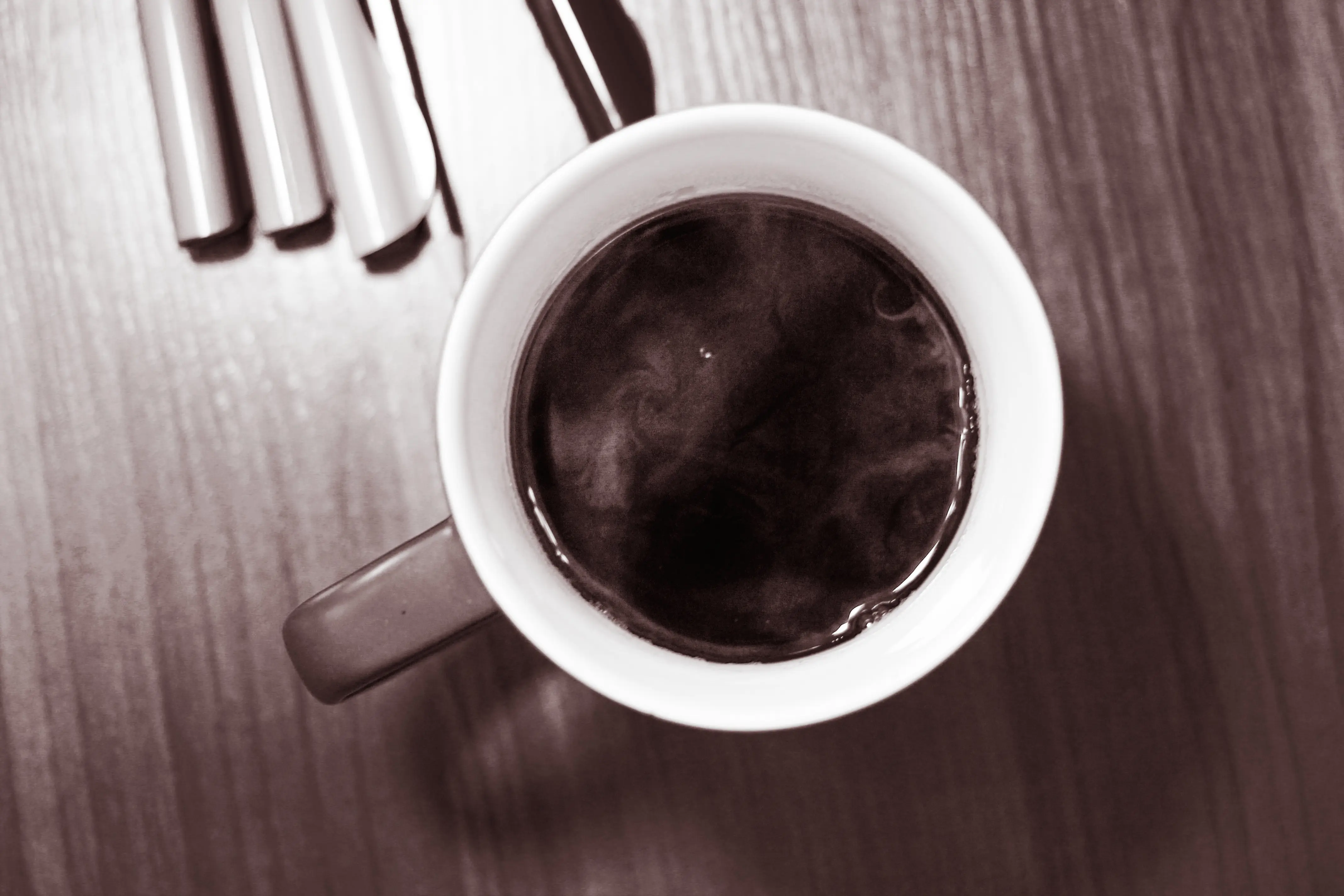 Dengan cara sederhana ini, kopi instanmu akan seenak minuman di kedai! (Via: ebcweatherford.com)