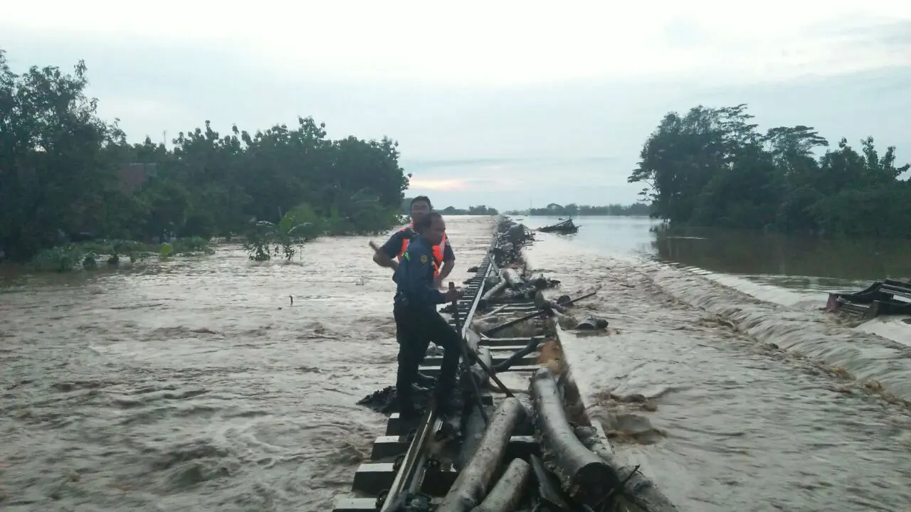 Cisanggarung Meluap, Puluhan Kereta Api Putar Jalur